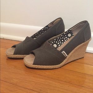TOMS size 9 Grey Wedge